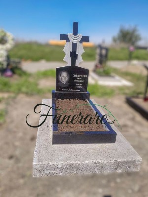 Monument din granit în forma crucii