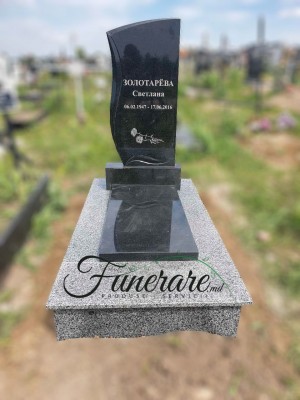 Monument din granit la cimitir