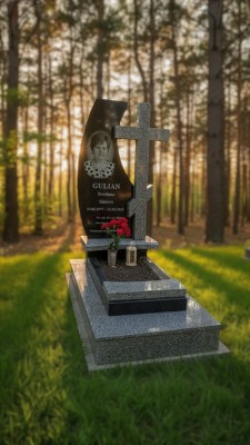 Monument funerar personalizat din granit negru pentru doamnă – Calitate premium | Funerare.md