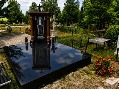 Monument Funerar VIP din Granit Negru în Chișinău | Funerare.md