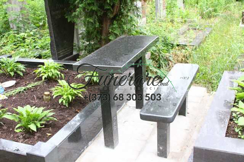 Столы и стулья из черного гранита на кладбище 0368